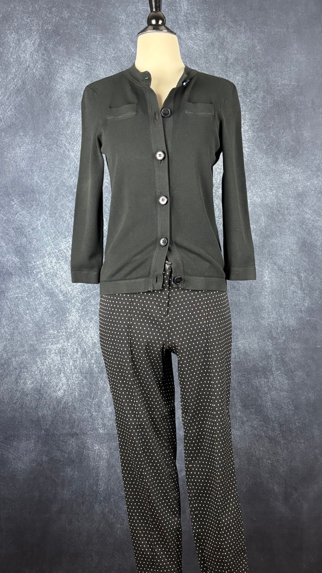 Pantalon ajusté extensible à pois Cambio, taille estimée à small. Vue de l'agencement avec le cardigan noir Teenflo.