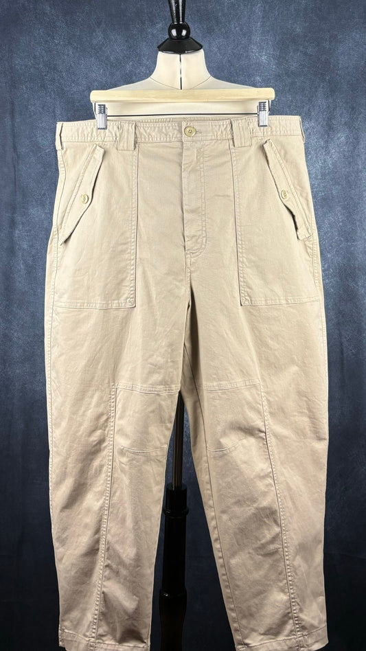 Pantalon beige chino utilitaire coupe baril Banana Republic, taille 18. Vue de face sur un cintre.