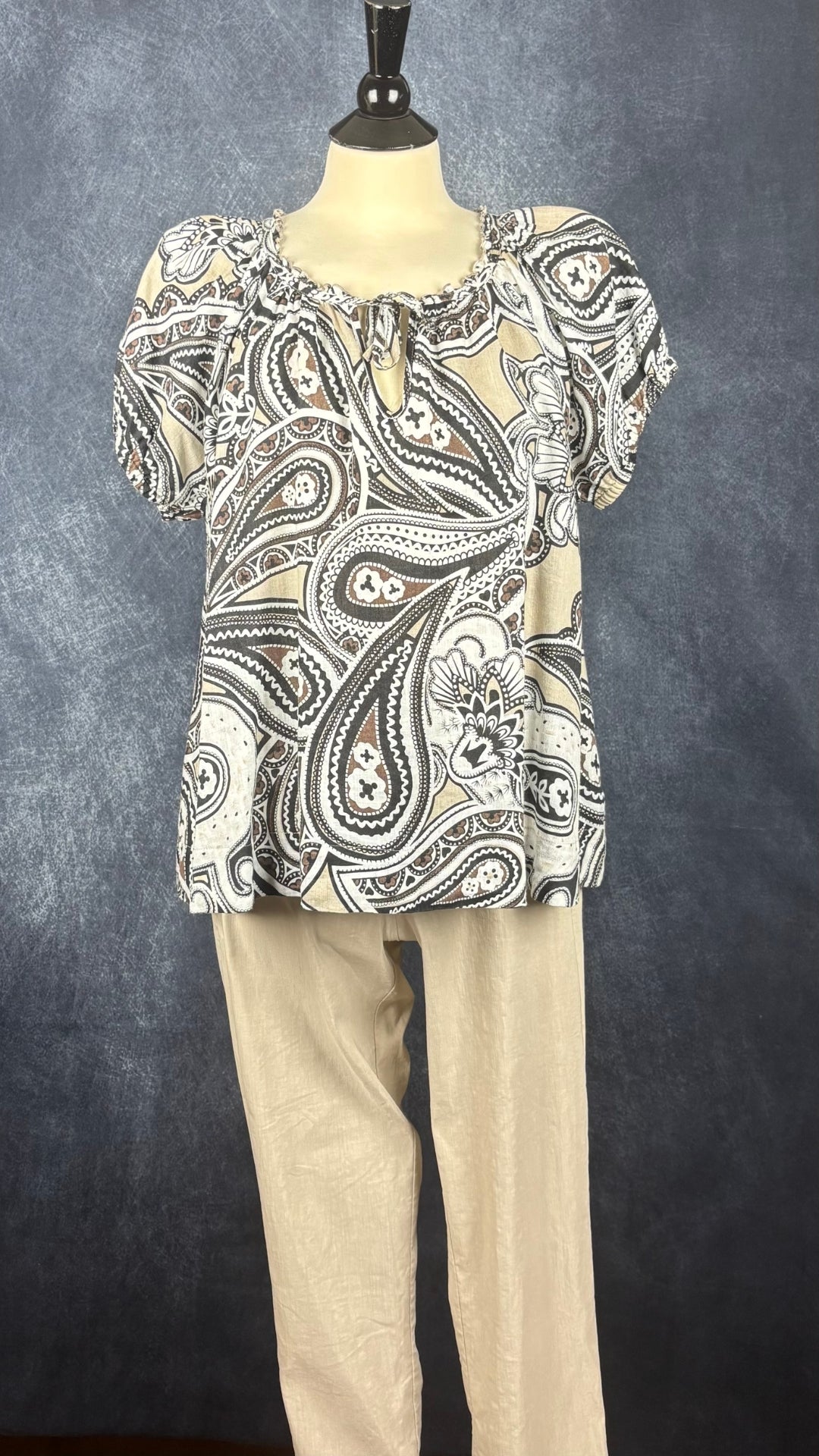 Pantalon beige à jambe étroite en mélange de lin Sarah Pacini, taille 1 (s). Vue de l'agencement avec la blouse à motifs en lin Part Two.