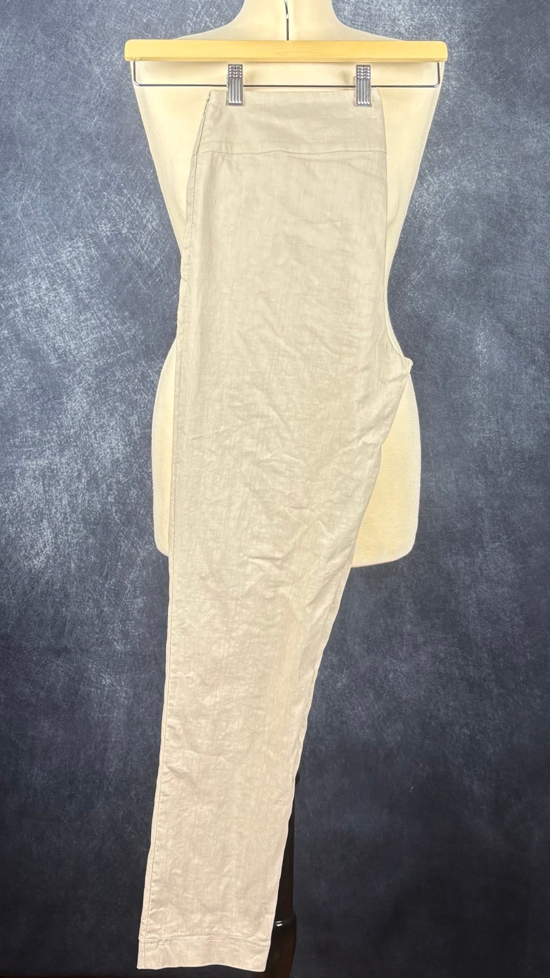Pantalon beige à jambe étroite en mélange de lin Sarah Pacini, taille 1 (s). Vue du pantalon plié en deux sur un cintre.