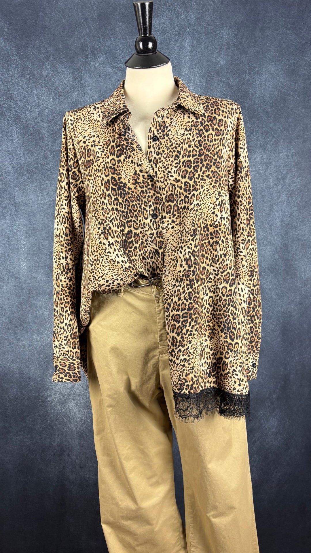 Pantalon chino beige tan à jambes larges Part Two, taille 40 (l). Vue de l'agencement avec le chemisier à motifs léopard et la ceinture Ailes.