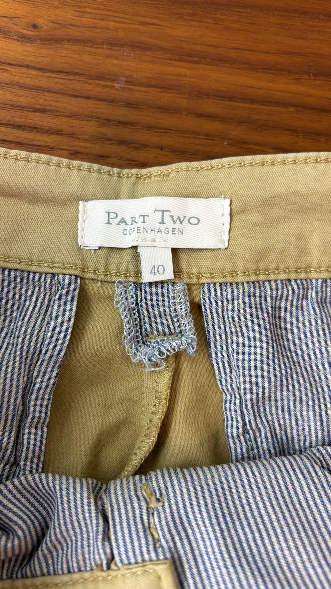 Pantalon chino beige tan à jambes larges Part Two, taille 40 (l). Vue de l'étiquette.