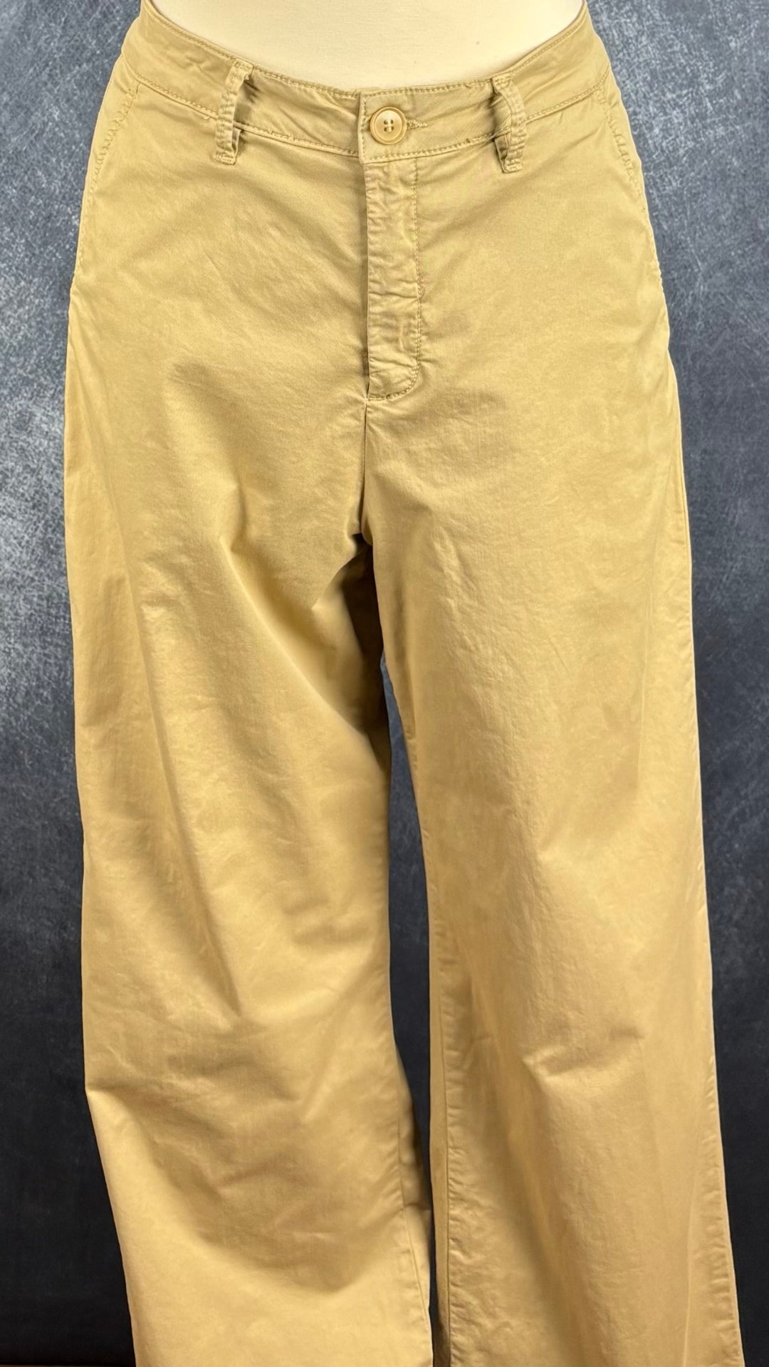 Pantalon chino beige tan à jambes larges Part Two, taille 40 (l). Vue de face, sur le mannequin.