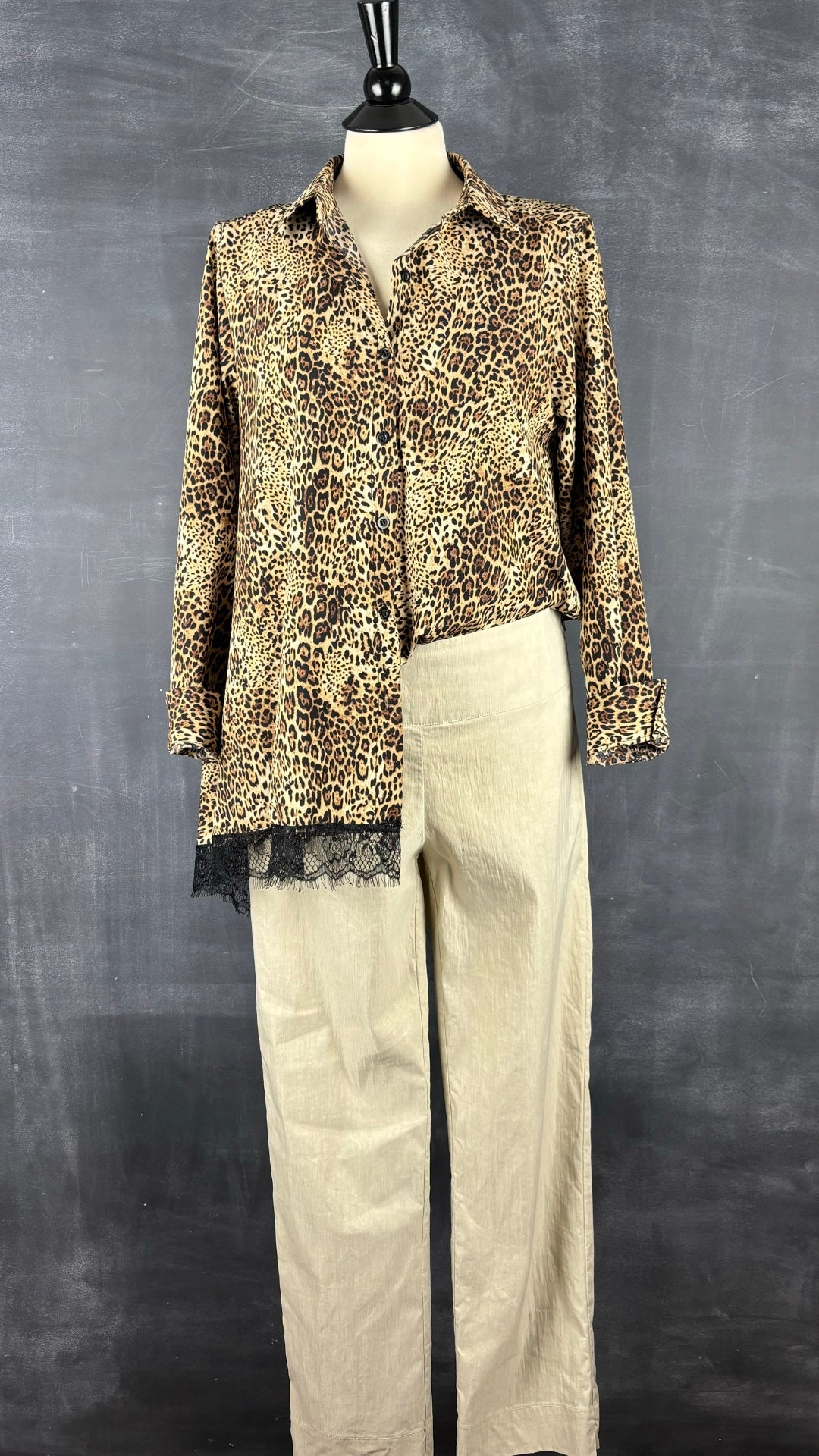 Pantalon beige en mélange de lin Sarah Pacini, taille 2 (m). Vue de l'agencement avec le chemisier léopard avec ourlet en dentelle.