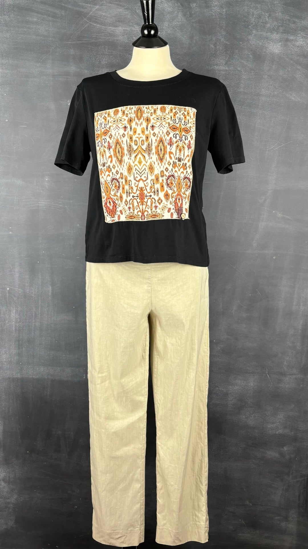 Pantalon beige en mélange de lin Sarah Pacini, taille 2 (m). Vue de l'agencement avec le t-shirt noir avec encadré à motif.