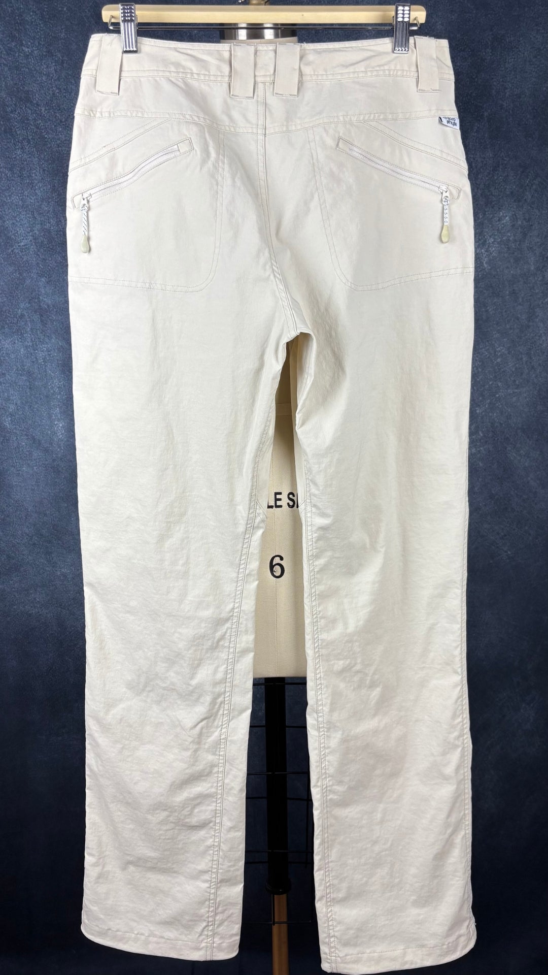 Pantalon beige crème parfait pour voyager Chlorophylle, taille 12. Vue de dos.