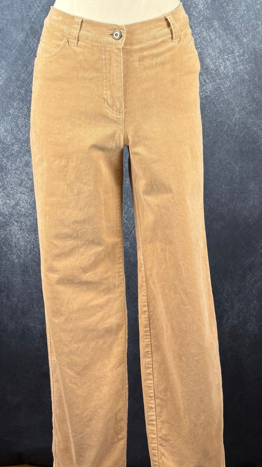 Pantalon beige tan en fin velours côtelé Olsen (modèle Lisa), taille 4 (xs/s). Vue de face.
