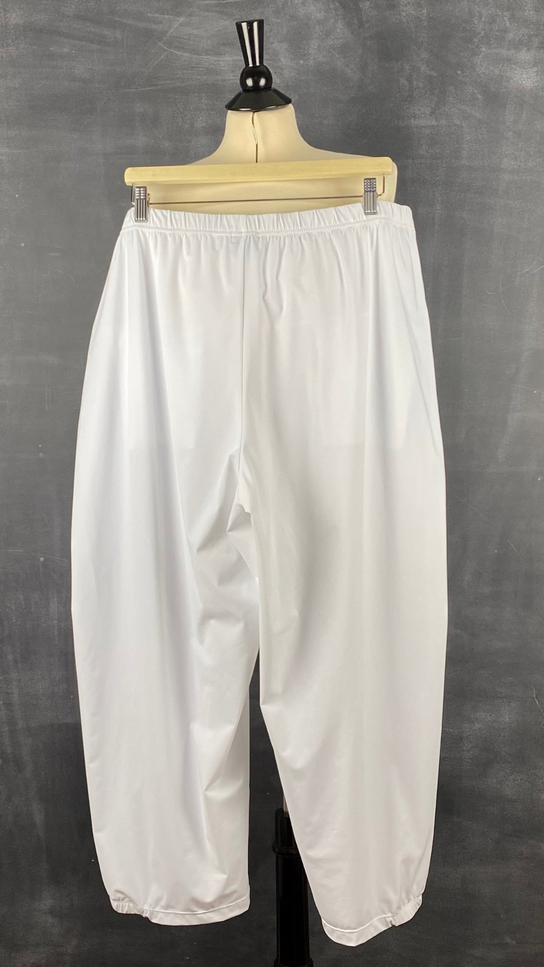 Pantalon blanc à jambe large G!ozé, taille 5xl. Vue de dos.