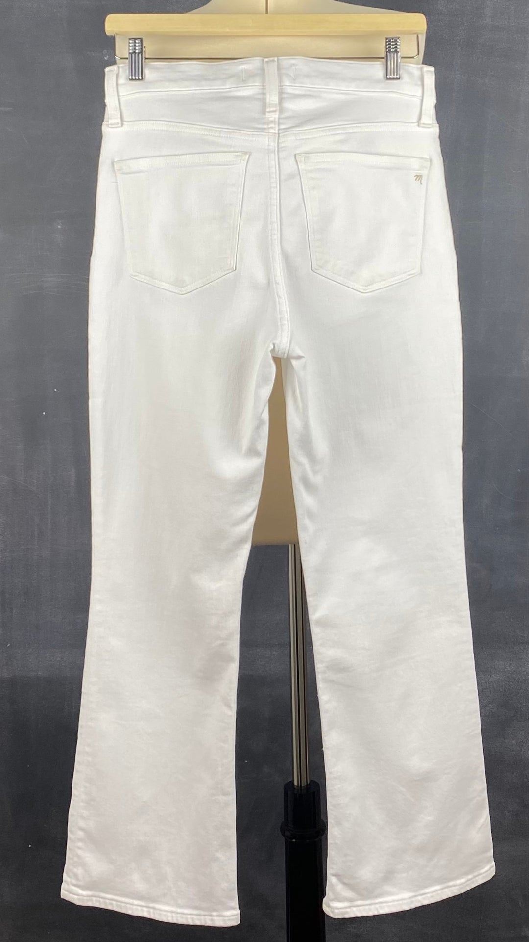 Pantalon blanc légèrement évasé Madewell, taille 28. Vue de dos.