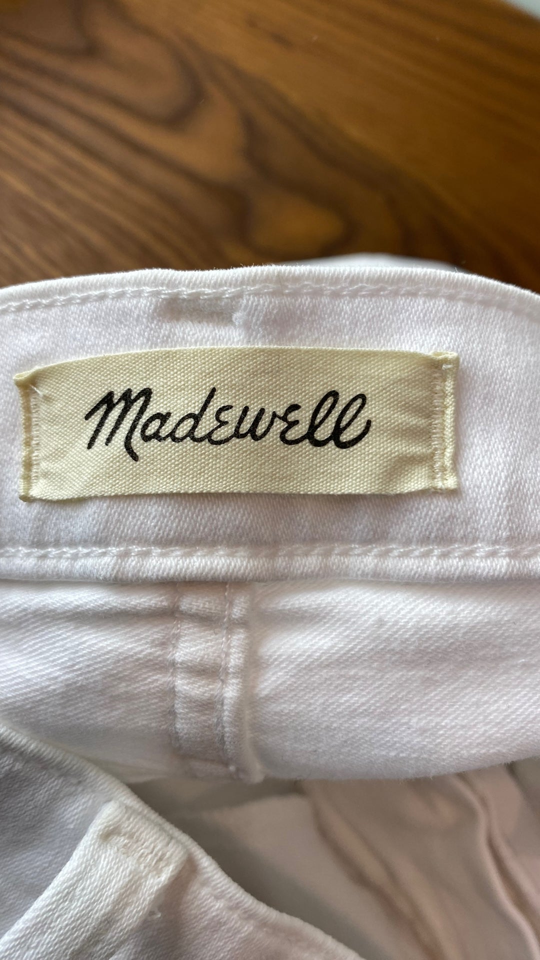 Pantalon blanc légèrement évasé Madewell, taille 28. Vue de l'étiquette de marque.