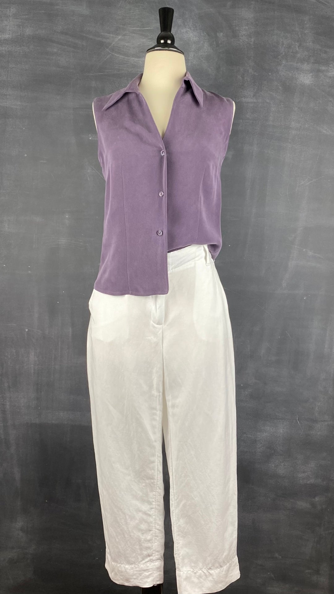 Pantalon blanc longueur 3/4 en mélange de lin Melanie Lyne, taille 4. Vue de l'agencement avec le chemisier en soie sans manches mauve.