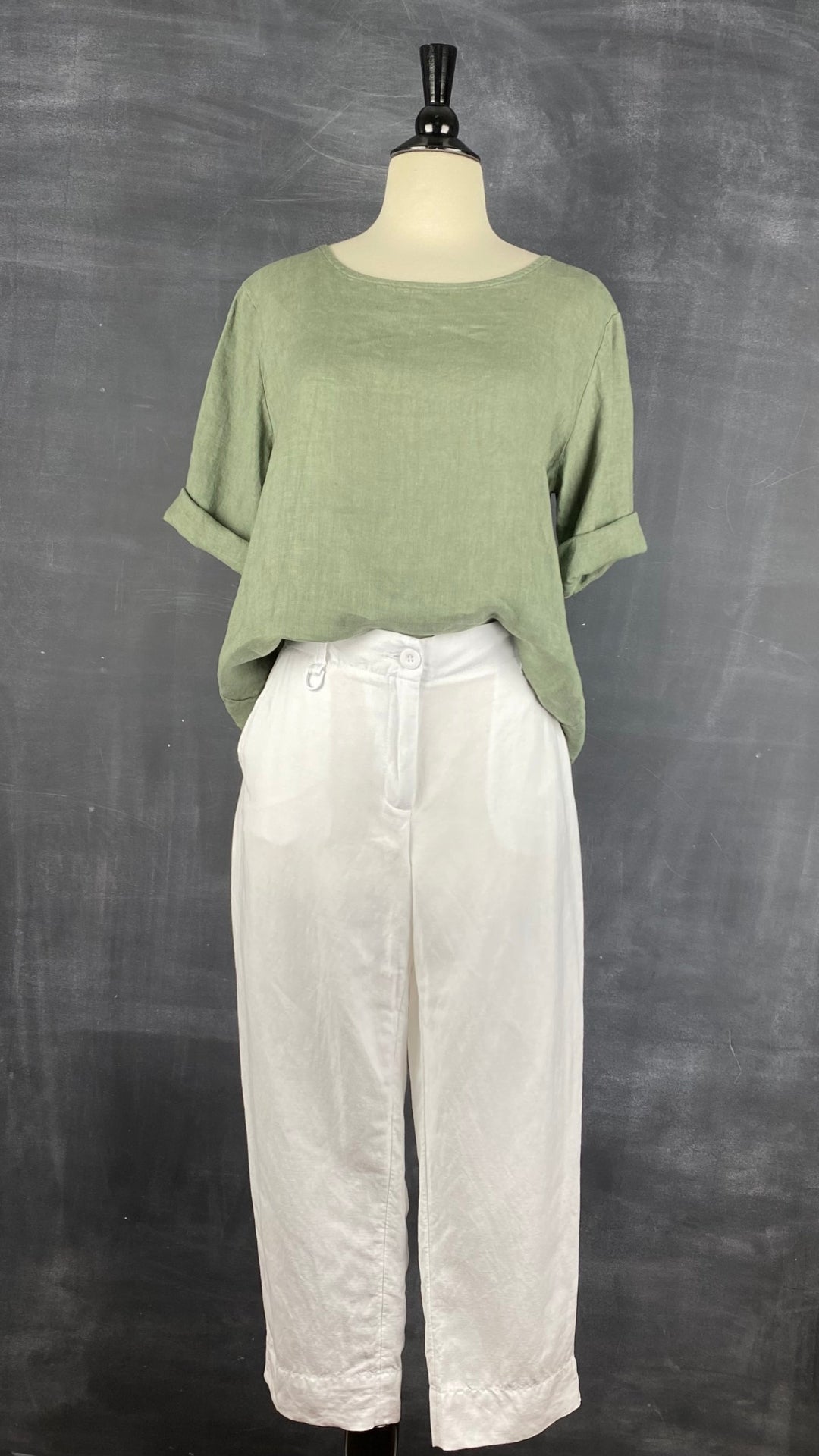 Pantalon blanc longueur 3/4 en mélange de lin Melanie Lyne, taille 4. Vue de l'agencement avec le haut boutonné en lin olive.