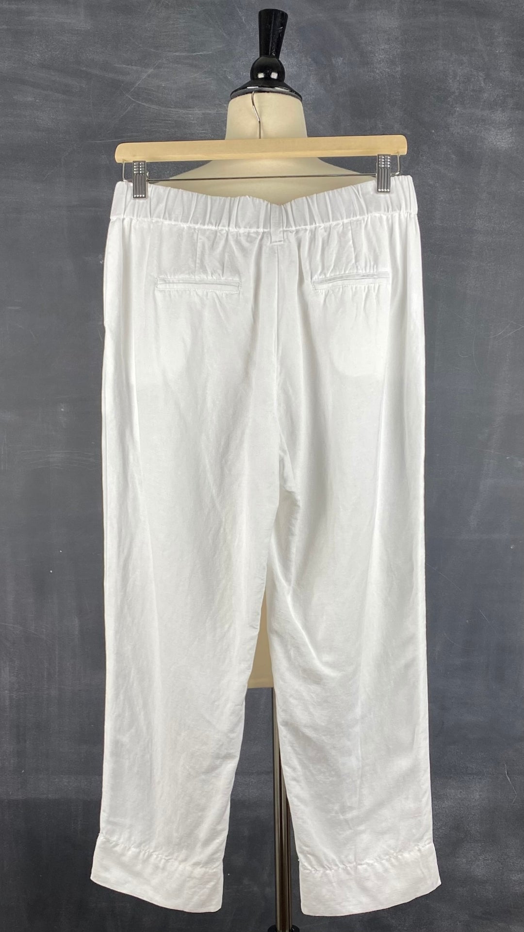 Pantalon blanc longueur 3/4 en mélange de lin Melanie Lyne, taille 4. Vue de dos.