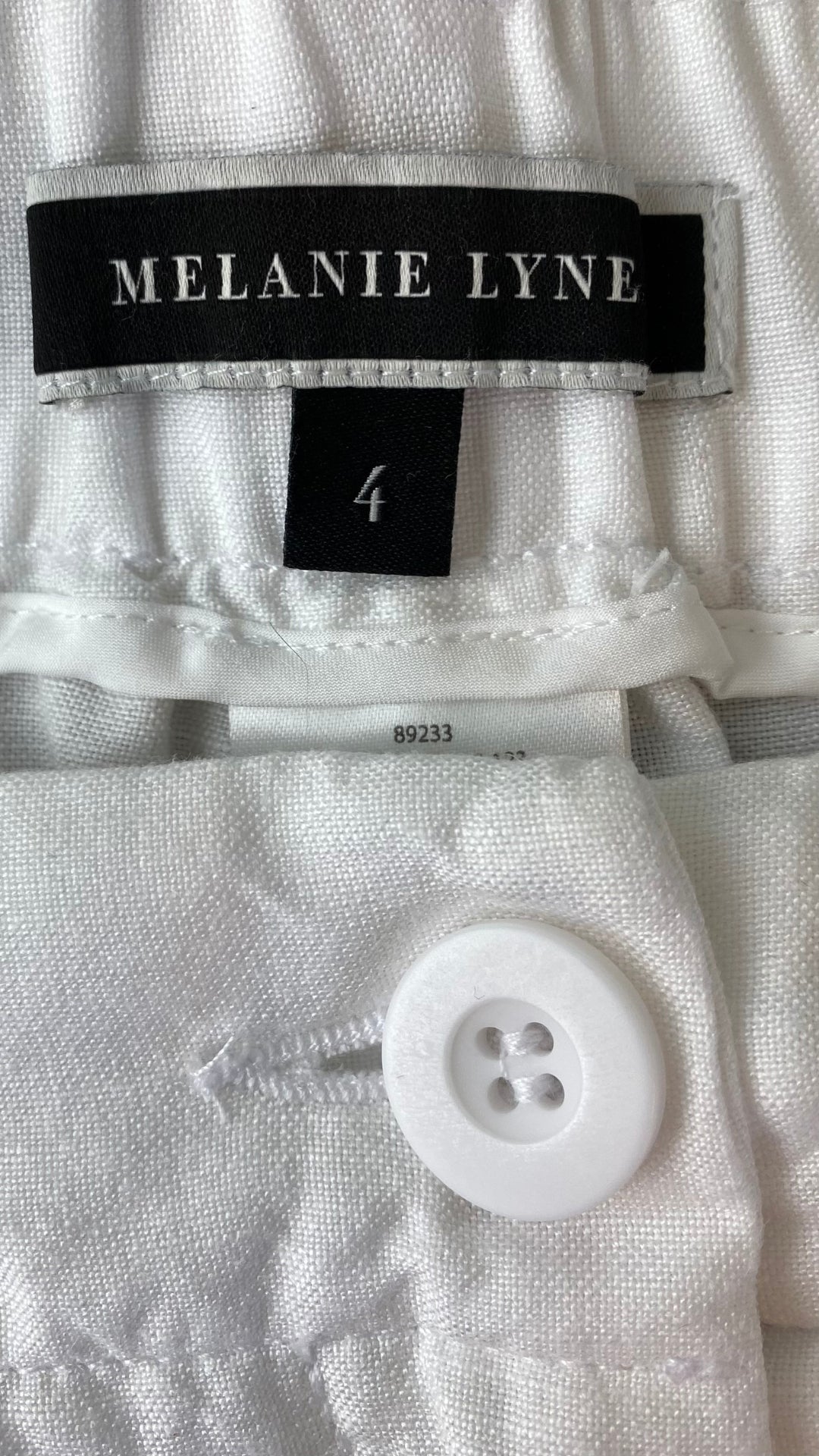 Pantalon blanc longueur 3/4 en mélange de lin Melanie Lyne, taille 4. Vue de l'étiquette de marque et taille.