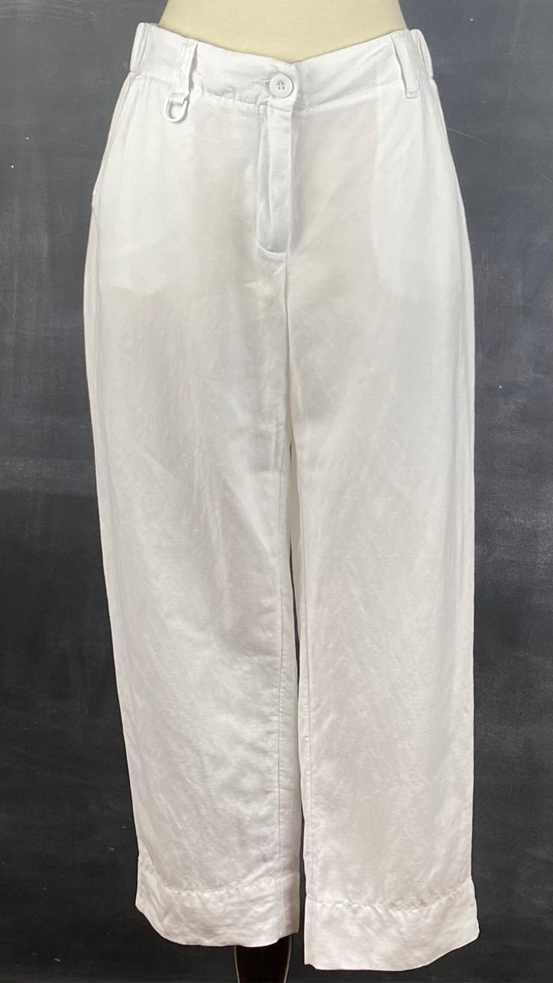 Pantalon blanc longueur 3/4 en mélange de lin Melanie Lyne, taille 4. Vue de face, sur un mannequin.