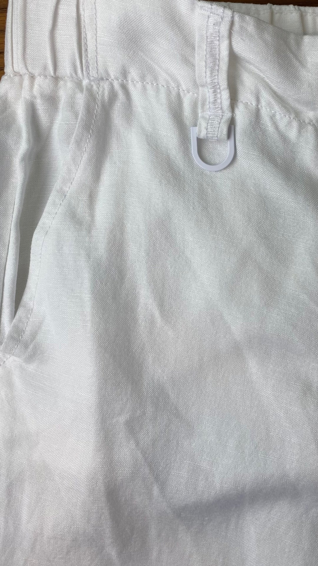 Pantalon blanc longueur 3/4 en mélange de lin Melanie Lyne, taille 4. Vue de la poche.