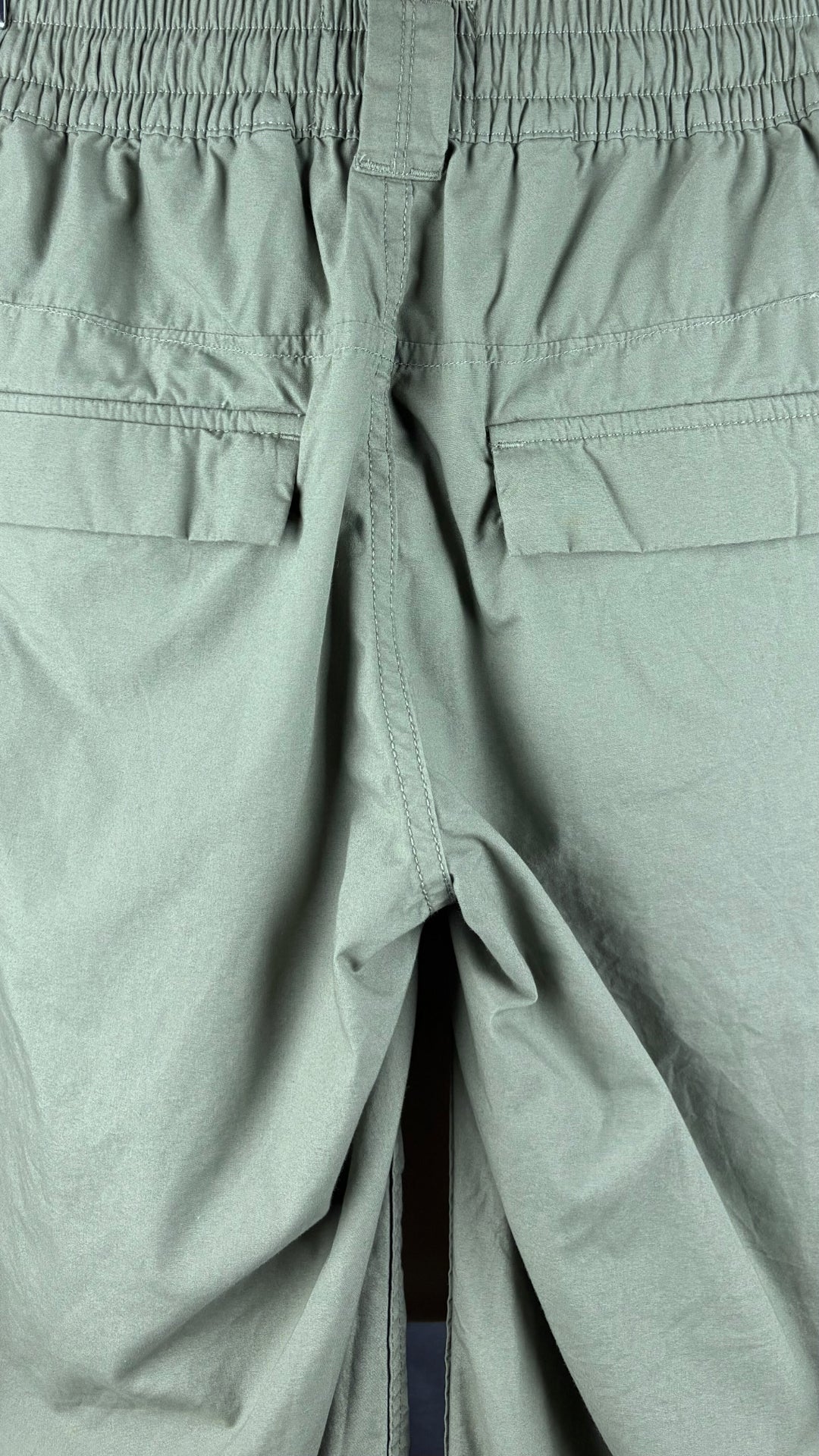 Pantalon cargo ample kaki Tala, taille large. Vue des détails au dos.