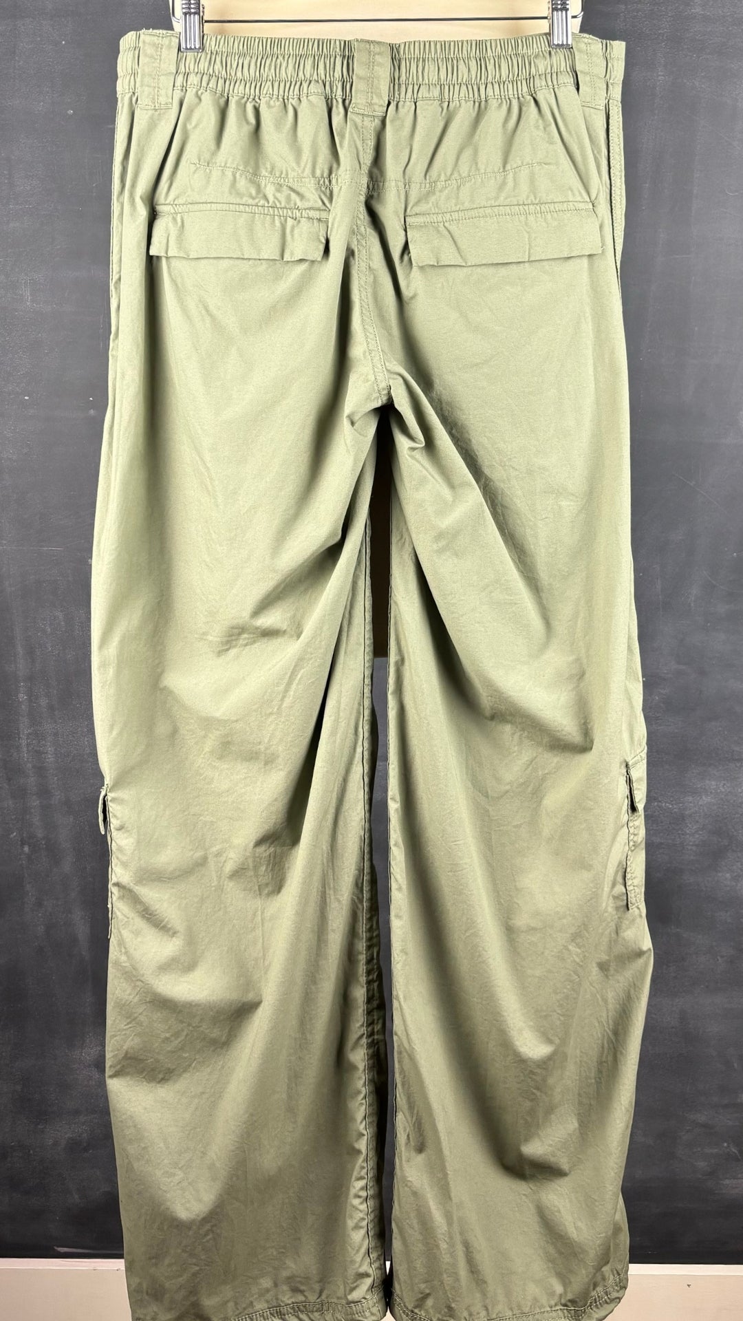 Pantalon cargo ample kaki Tala, taille large. Vue de dos.