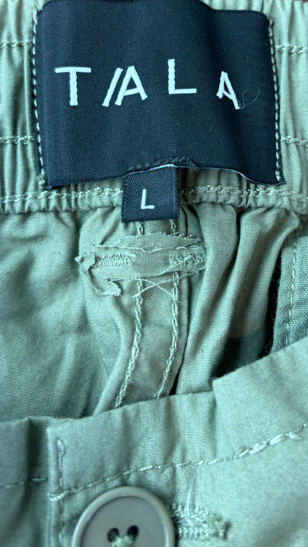 Pantalon cargo ample kaki Tala, taille large. Vue de l'étiquette de marque et taille.