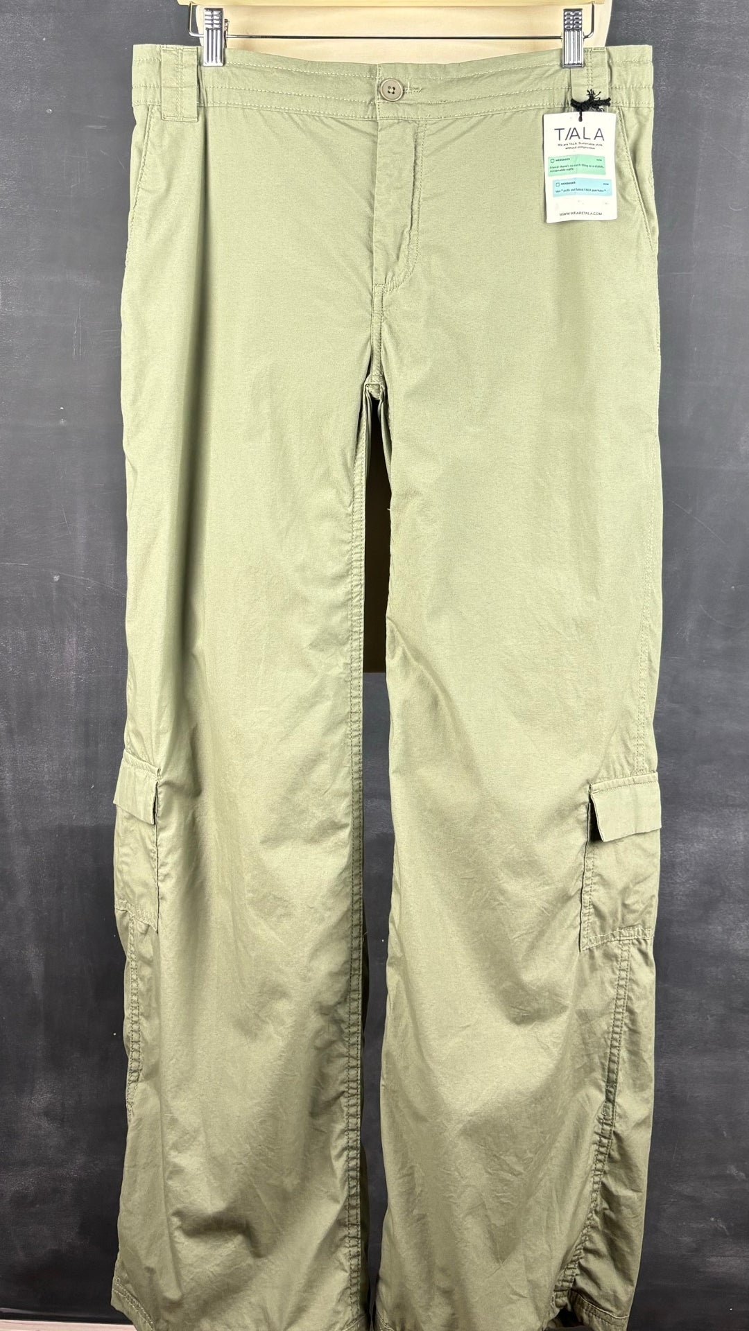 Pantalon cargo ample kaki Tala, taille large. Vue de face.