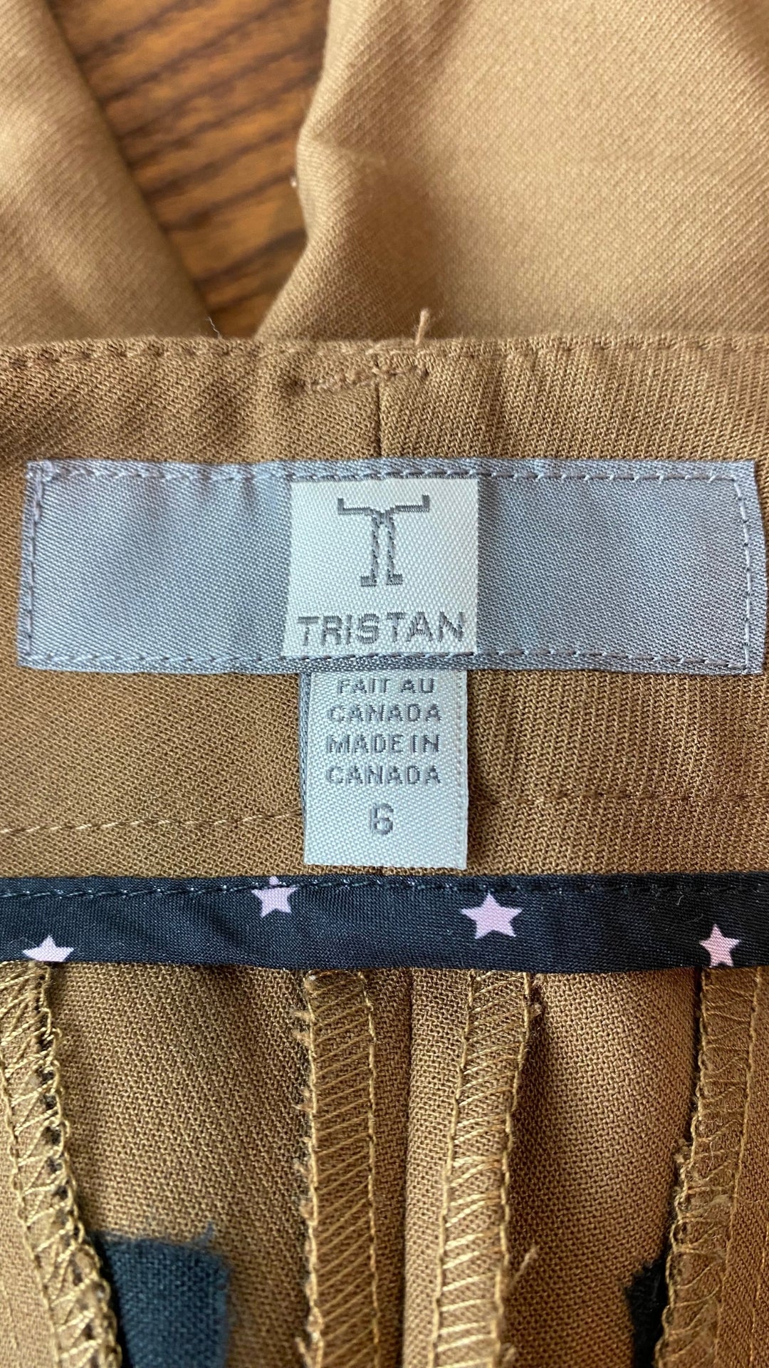 Pantalon chameau jambe droite Tristan, taille 6. Vue de l'étiquette de marque et taille.