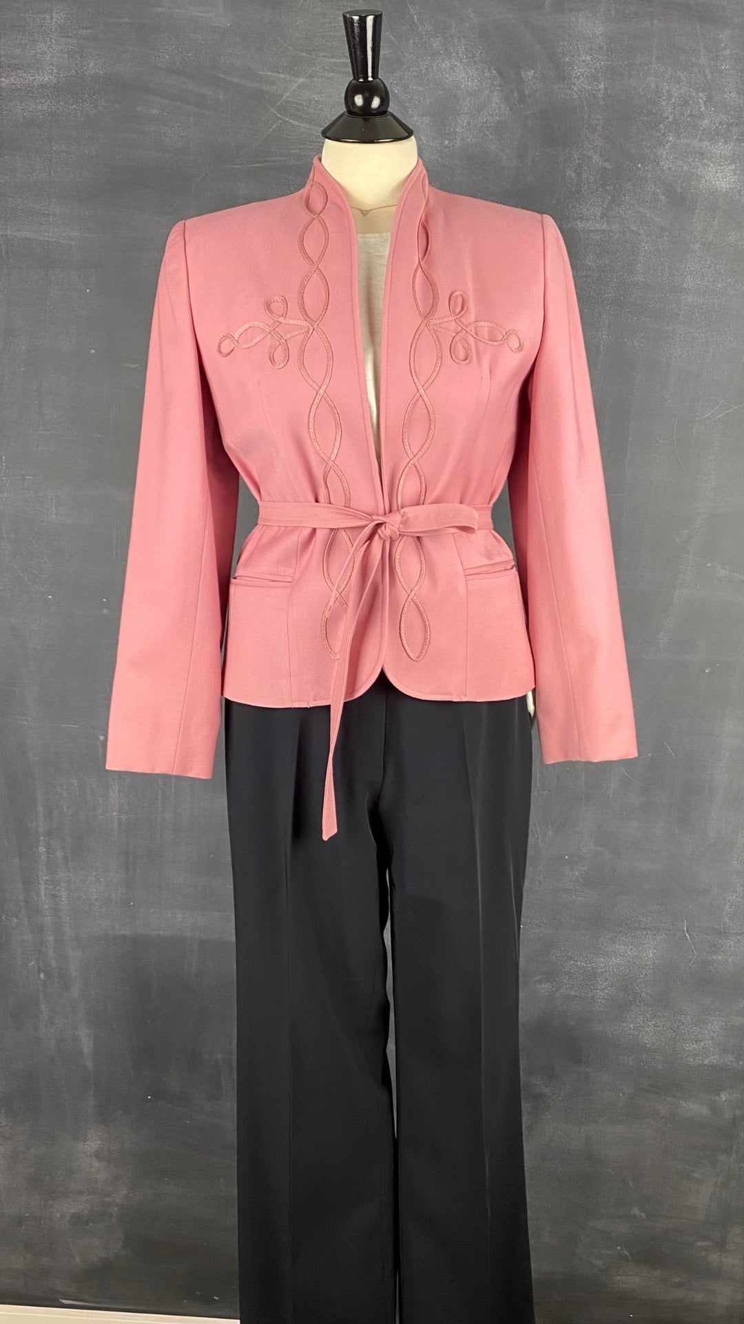 Pantalon chic à jambe large Atelier Gardeur, taille 8. Vue de l'agencement avec le blazer vintage rose en laine.