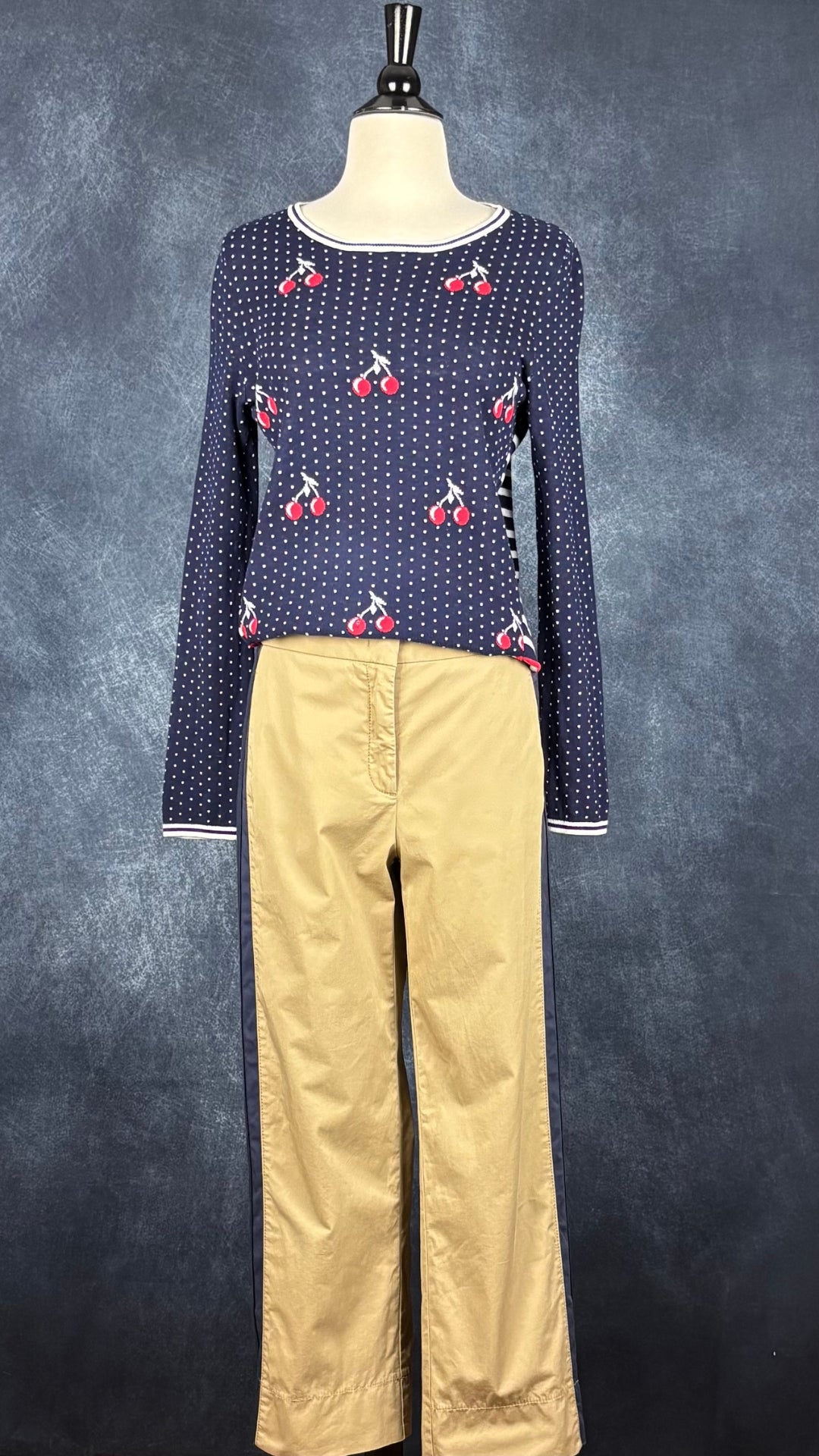 Pantalon chino beige  bandes contrastantes marine Luisa Cerano, taille 6/8. Vue de l'agencement avec le chandail en fin tricot à motifs de cerises.