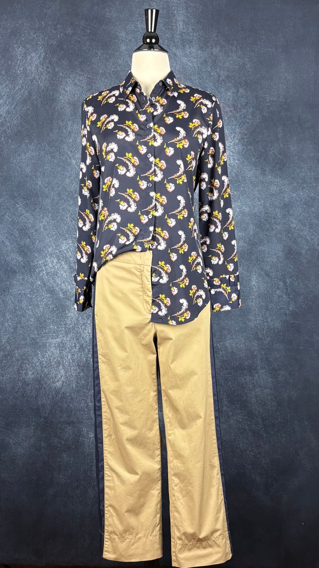 Pantalon chino beige  bandes contrastantes marine Luisa Cerano, taille 6/8. Vue de l'agencement avec le chemisier fluide à motifs floraux automnaux.