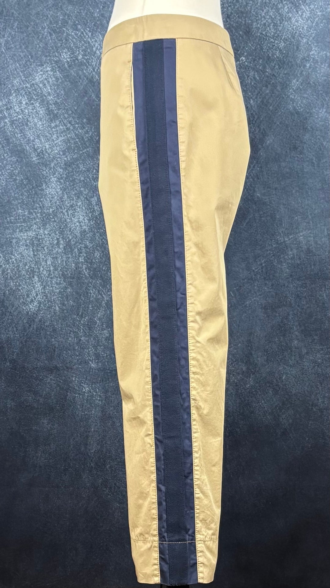 Pantalon chino beige  bandes contrastantes marine Luisa Cerano, taille 6/8. Vue de côté.