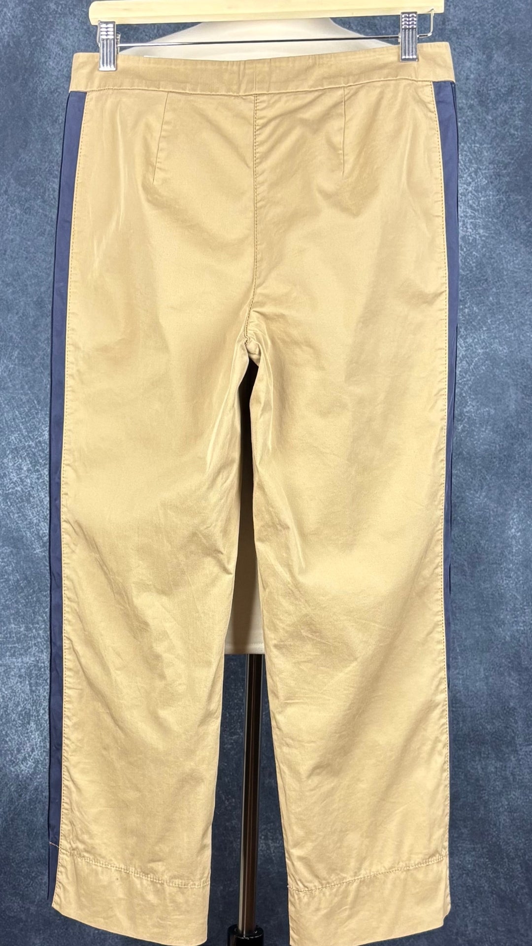 Pantalon chino beige  bandes contrastantes marine Luisa Cerano, taille 6/8. Vue de dos, sur le cintre.