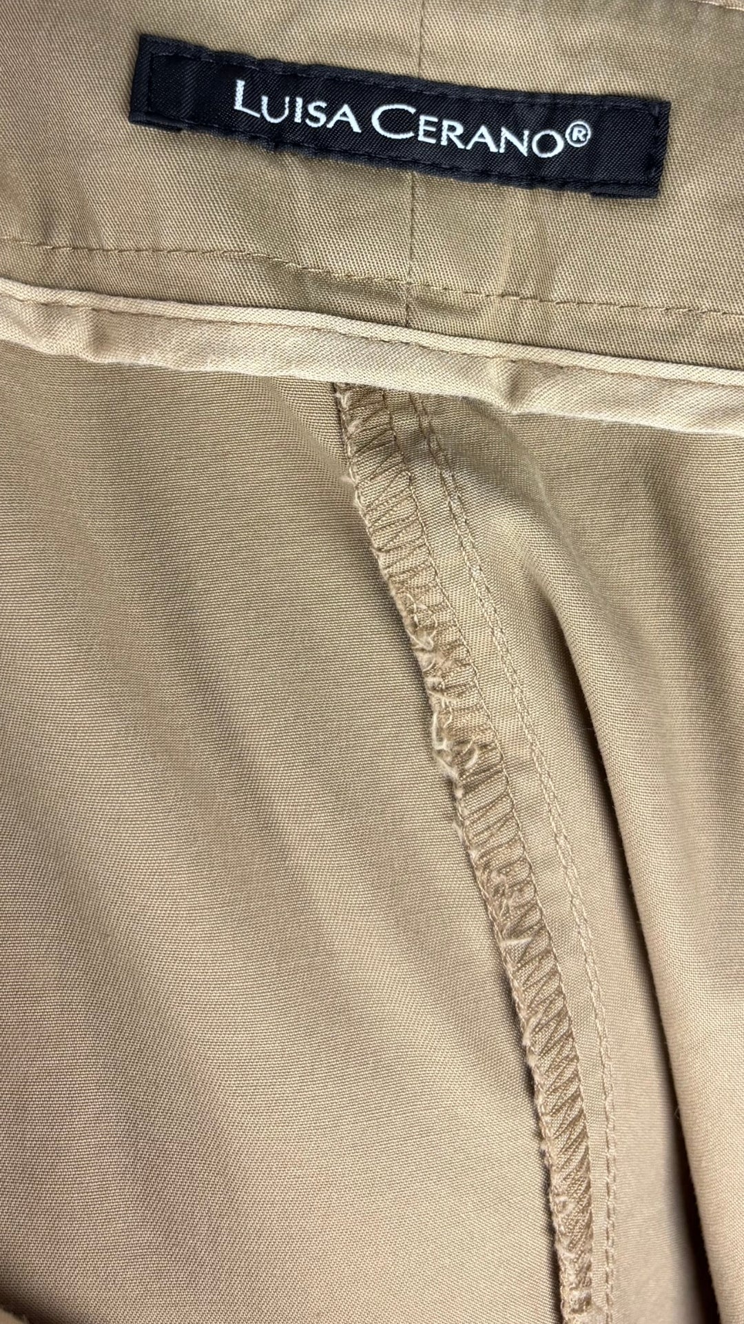 Pantalon chino beige  bandes contrastantes marine Luisa Cerano, taille 6/8. Vue de l'étiquette.