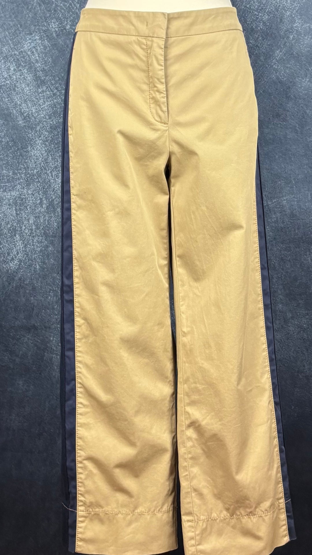Pantalon chino beige  bandes contrastantes marine Luisa Cerano, taille 6/8. Vue de face, sur le mannequin.