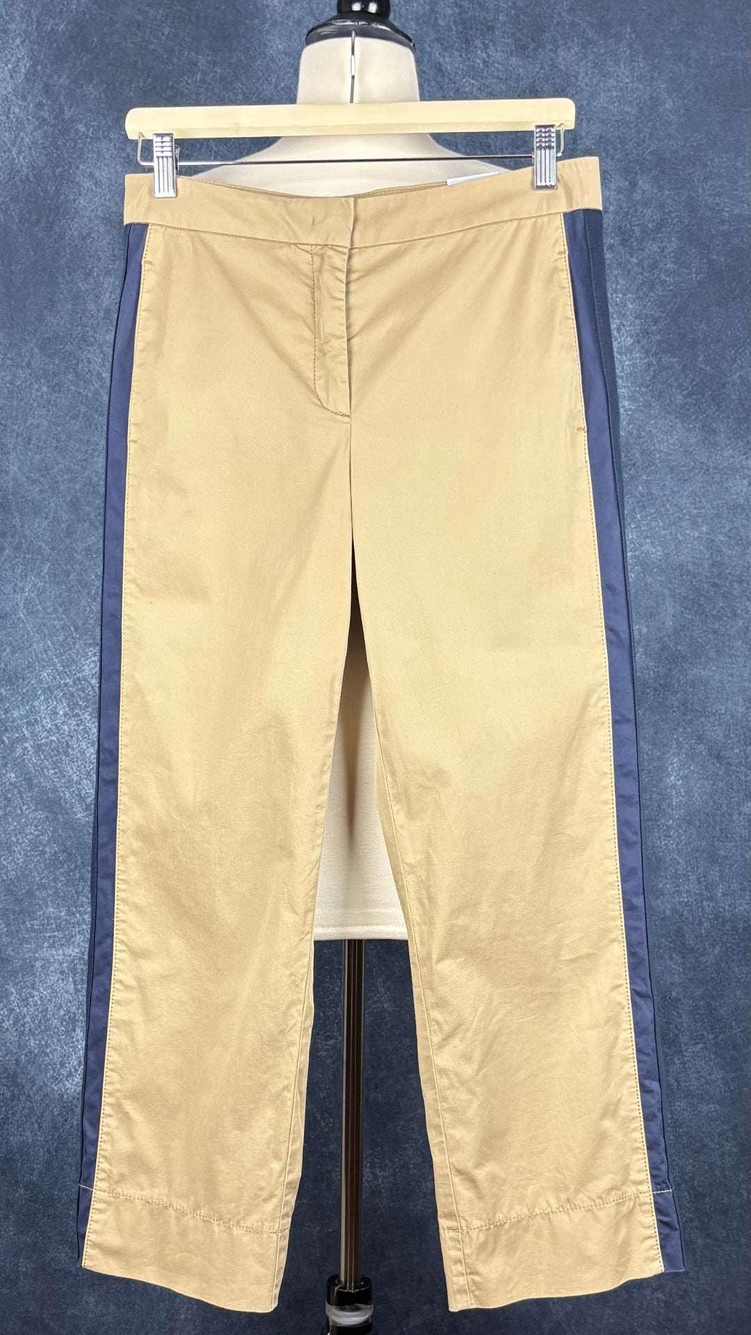 Pantalon chino beige  bandes contrastantes marine Luisa Cerano, taille 6/8. Vue de face, sur le cintre.