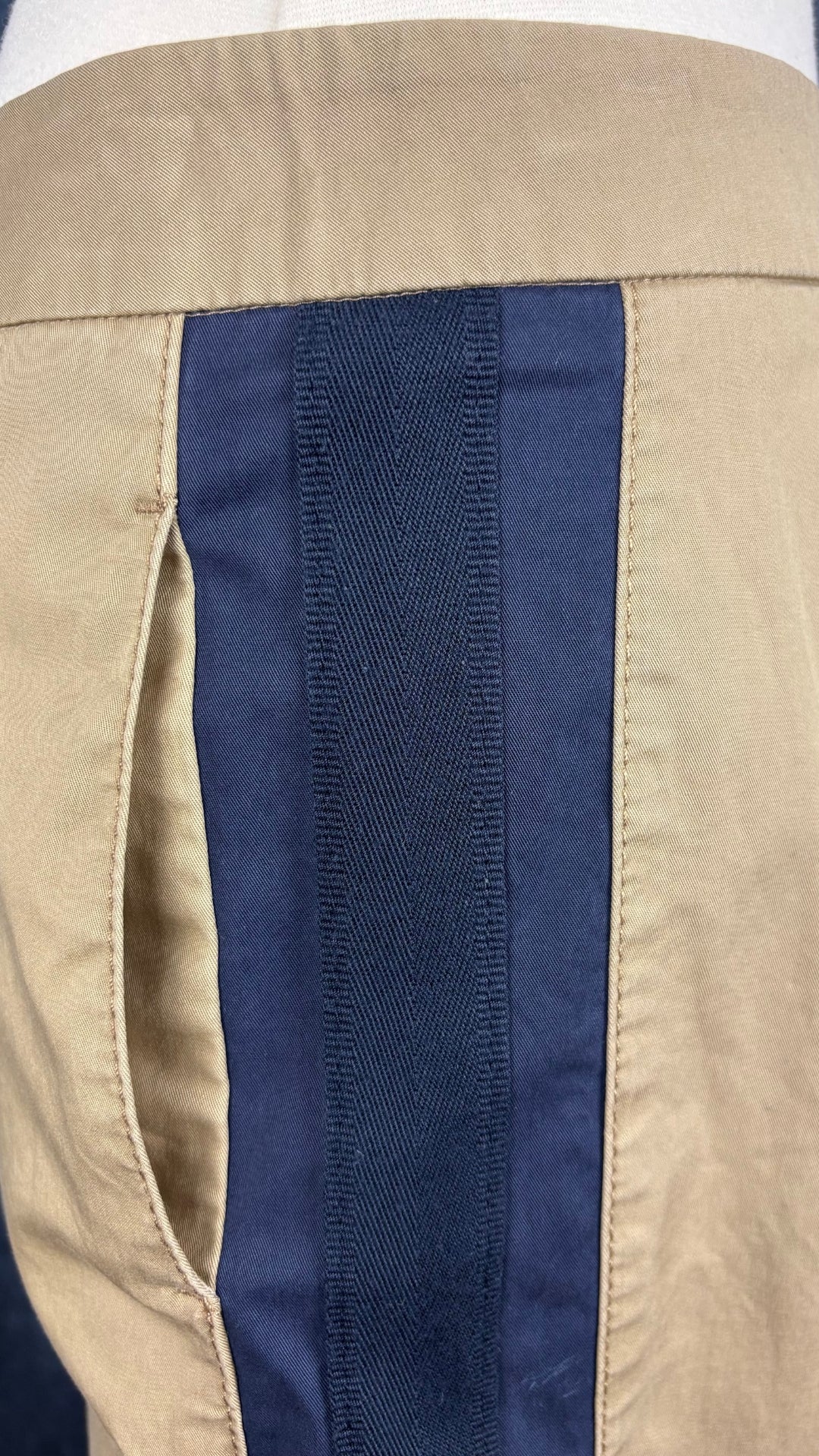 Pantalon chino beige  bandes contrastantes marine Luisa Cerano, taille 6/8. Vue de près de la poche de côté et de la bande contrastante marine foncé.