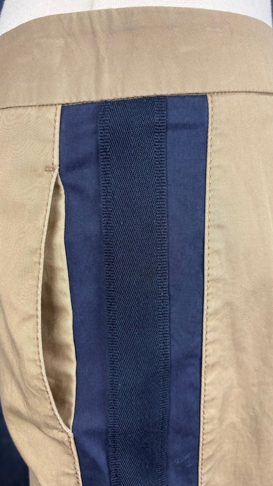 Pantalon chino beige  bandes contrastantes marine Luisa Cerano, taille 6/8. Vue de près de la poche de côté et de la bande contrastante marine foncé.