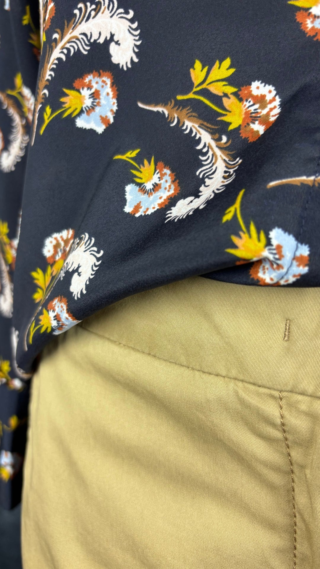 Pantalon chino beige  bandes contrastantes marine Luisa Cerano, taille 6/8. Vue de près de l'agencement avec le chemisier floral automnal.