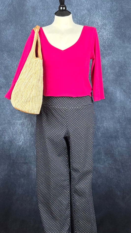 Pantalon confortable noir à pois Lisette L, taille 12. Vue de l'agencement avec le chandail fuchsia Isabelle Elie Boutique et un sac en paille.