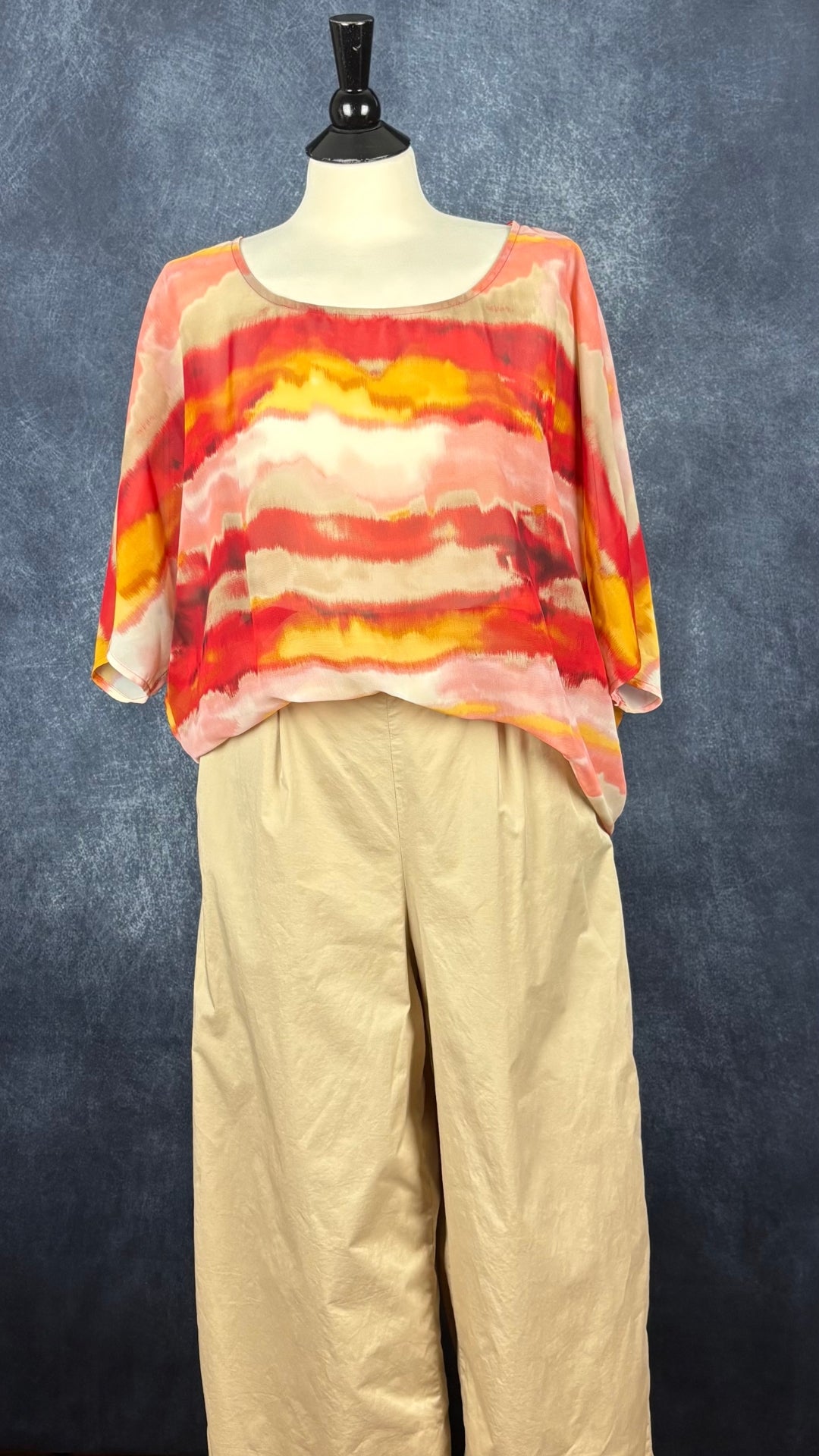 Pantalon confortable beige en coton extensible à taille élastique Oui, taille 16. Vue de l'agencement avec le haut coloré translucide.