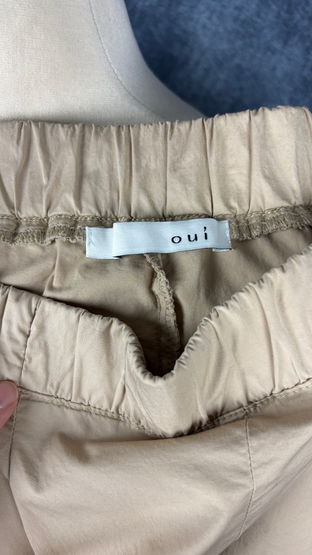 Pantalon confortable beige en coton extensible à taille élastique Oui, taille 16. Vue de l'étiquette.