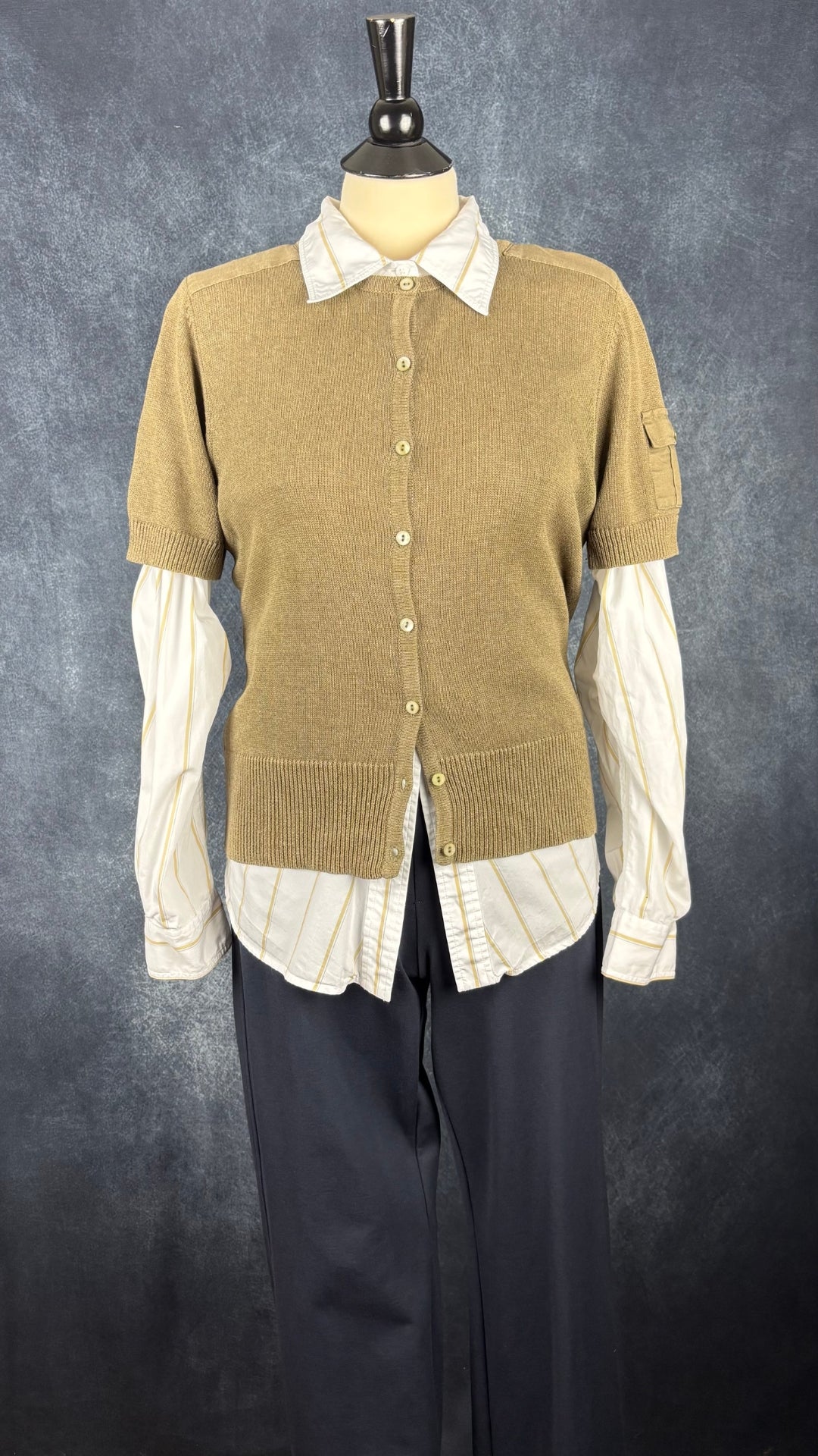 Pantalon droit confortable marine Part Two, taille 42. Vue de l'agencement avec le chemisier à rayures Judith & Charles et le cardigan kaki Gardeur.