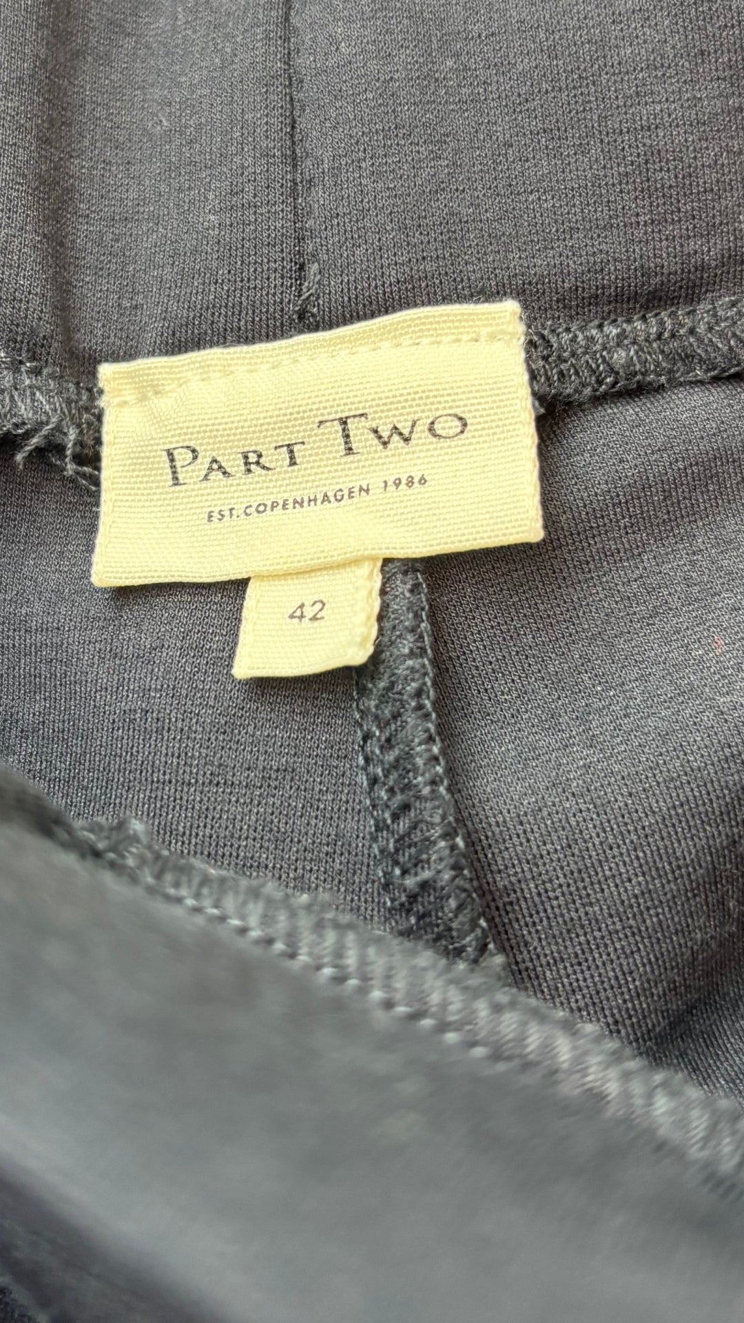 Pantalon droit confortable marine Part Two, taille 42. Vue de l'étiquette.