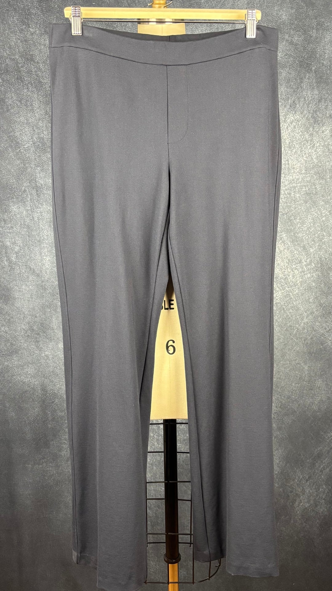 Pantalon droit confortable marine Part Two, taille 42. Vue de face, sur cintre.