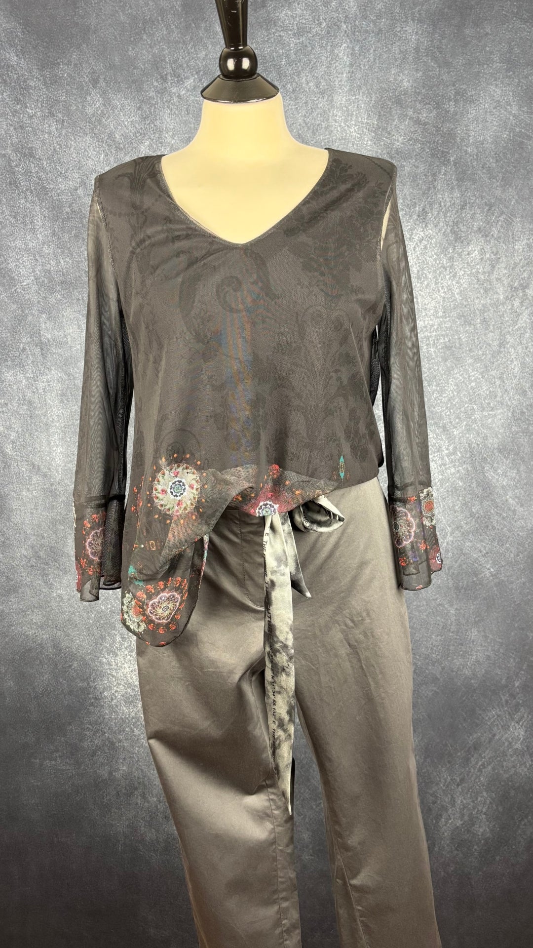 Pantalon en coton gris charcoal avec ceinture foulard Cambio, taille 12. Vue de l'agencement avec la blouse en voilage Desigual.