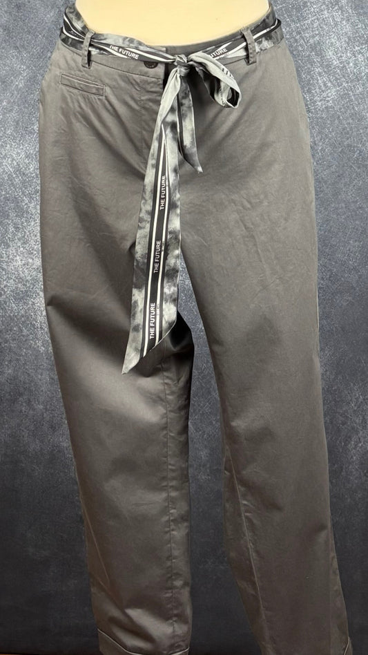 Pantalon en coton gris charcoal avec ceinture foulard Cambio, taille 12. Vue de face sur mannequin.