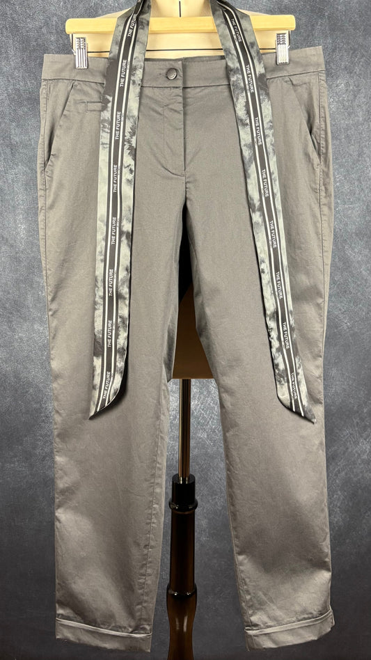 Pantalon en coton gris charcoal avec ceinture foulard Cambio, taille 12. Vue de face sur un cintre.