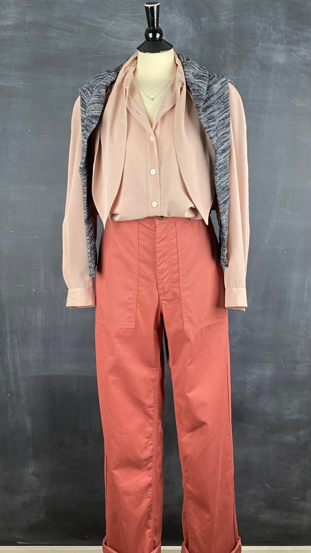Pantalon en coton rose neuf Beaton, taille 14. Vue de l'agencement avec la blouse Aquascutum et le tricot Minimum.