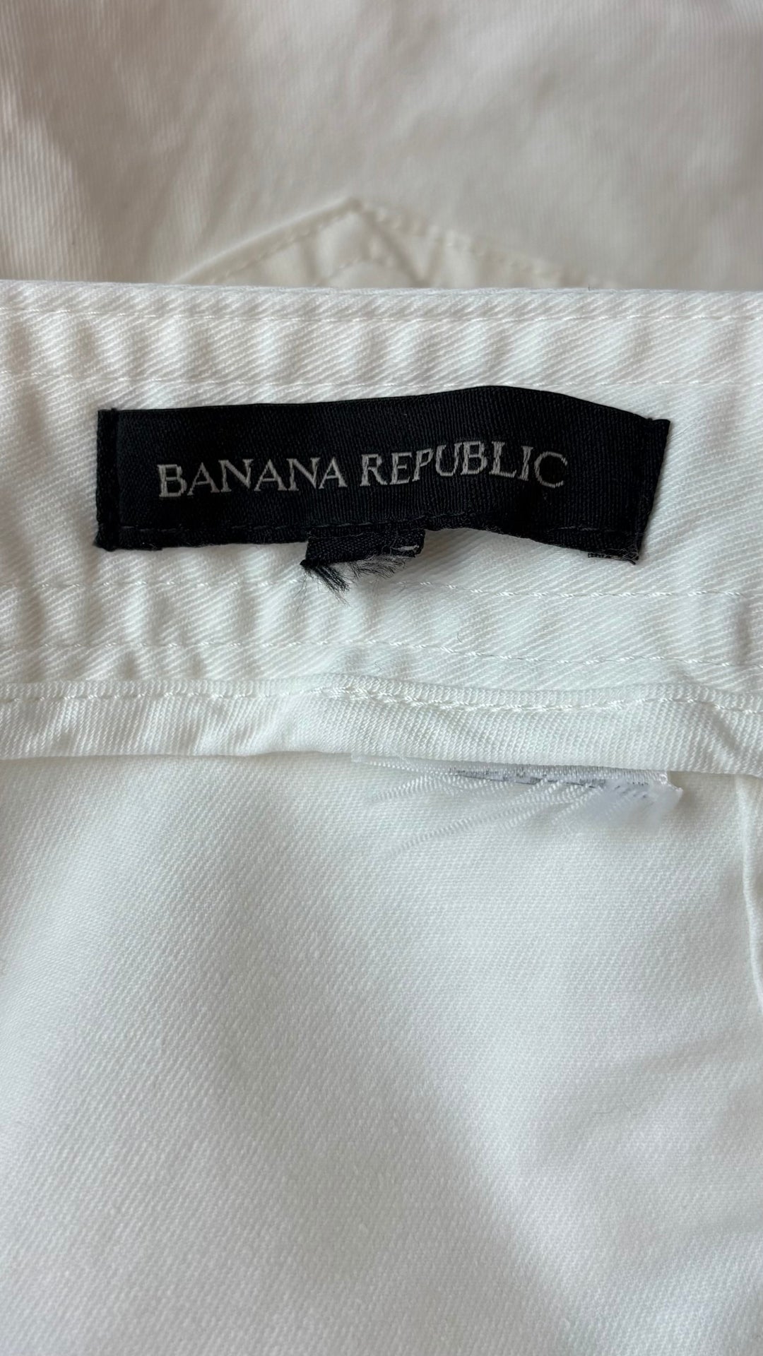 Pantalon coupe baril crème Banana Republic, taille estimée à 18. Vue de l'étiquette de la marque.