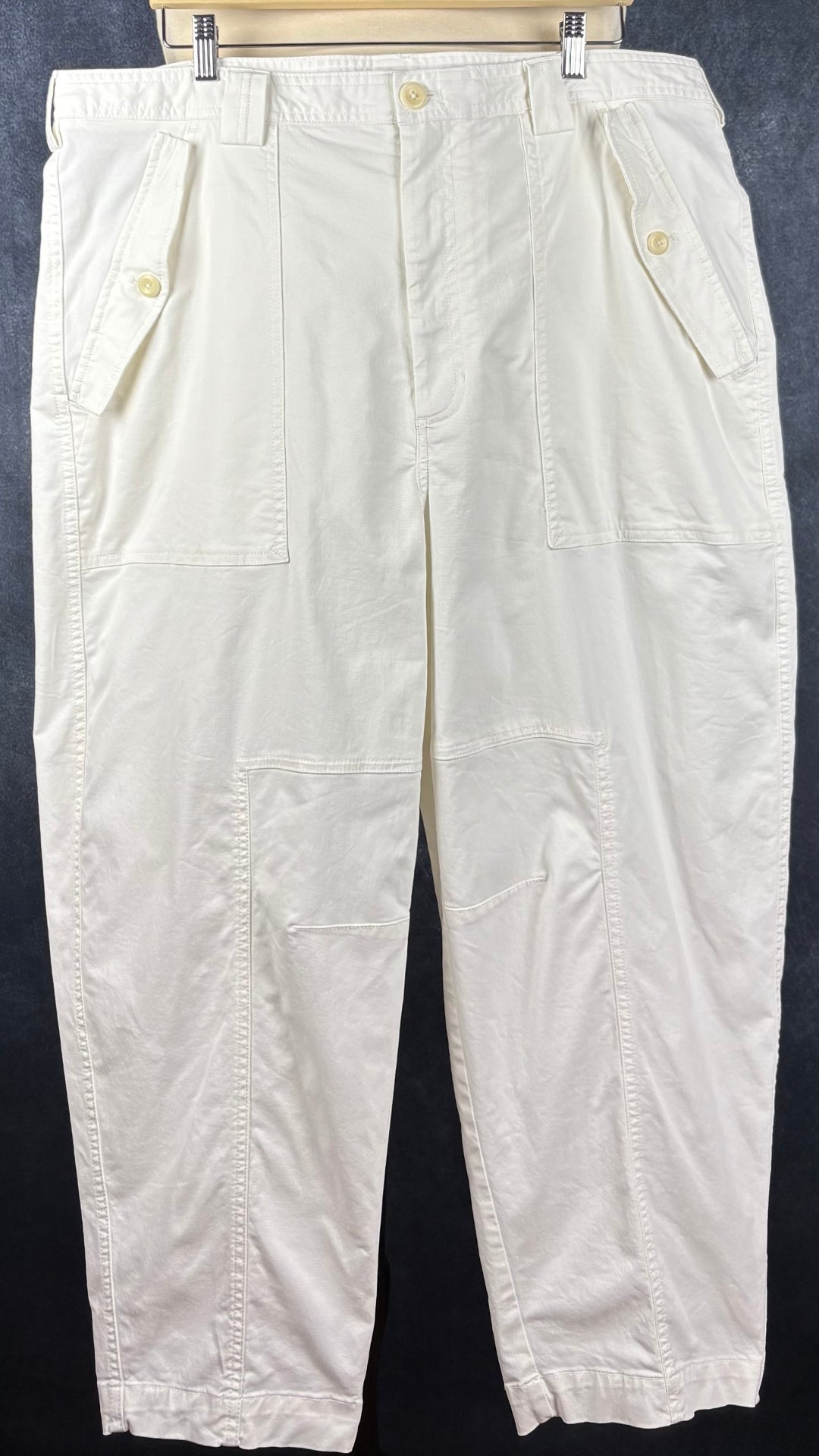 Pantalon coupe baril crème Banana Republic, taille estimée à 18. Vue de face.