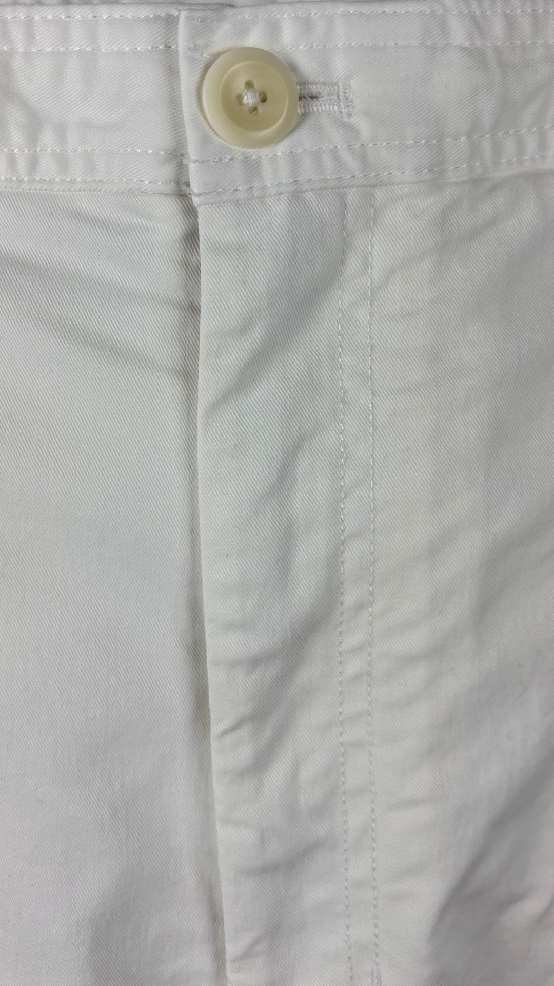 Pantalon coupe baril crème Banana Republic, taille estimée à 18. Vue de près du bouton à la taille.