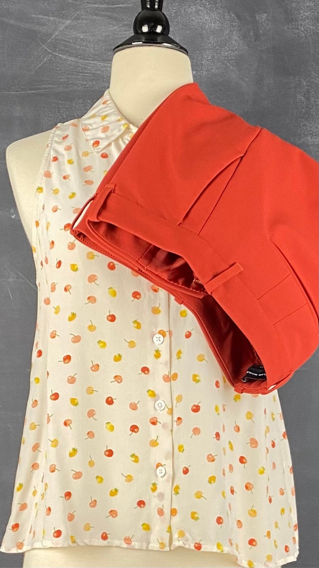 Pantalon coupe droite impeccable rouge-orangé Club Monaco, taille 6. Vue de l'agencement avec la blouse sans manches en soie Equipment.